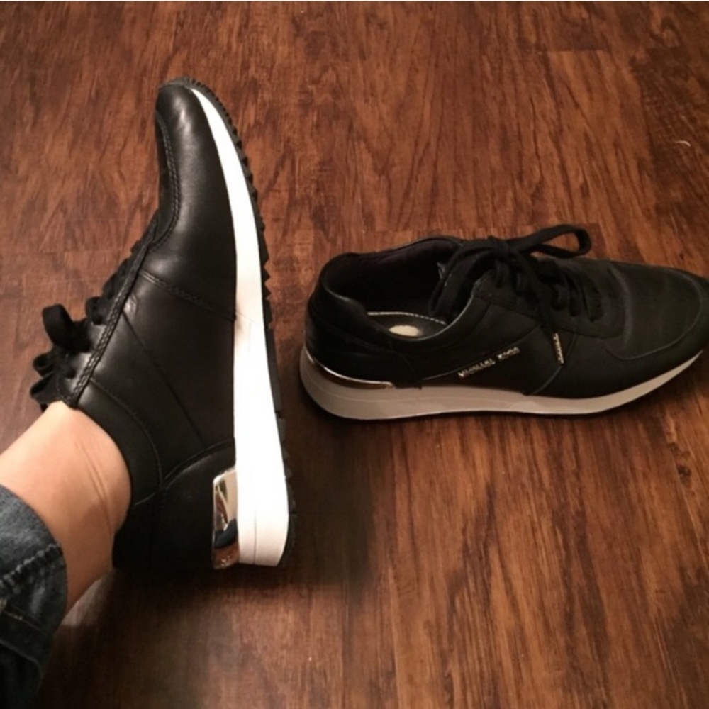 MICHAEL KORS BLACK / SILVER SNEAKERS SIZE 7
